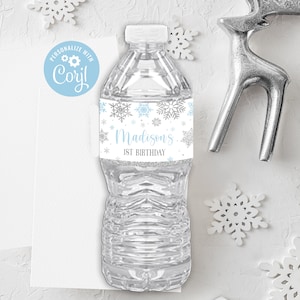 ETIQUETA EDITABLE PARA BOTELLA DE INVIERNO Etiqueta para fiesta de cumpleaños de invierno Etiqueta para botella de agua con copos de nieve azul y plateado Etiqueta para botella de agua con diseño de país de las maravillas invernal DESCARGAR IMPRIMIBLE SWB4