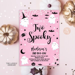 Könnte beinhalten: Eine rosa Halloween-Einladung mit dem Text "Two Spooky" und "2nd Boo-Day". Das Design umfasst Geister, Fledermäuse, Spinnen und Sterne. Die Einladung enthält auch die Details der Veranstaltung wie Datum, Uhrzeit und Ort.