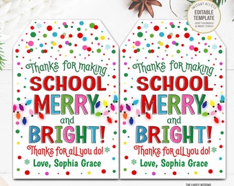 Könnte beinhalten: Zwei druckbare Geschenkanhänger mit Weihnachtsmotiv. Die Anhänger sind weiß mit einem bunten Konfetti-Hintergrund. Der Text auf den Anhängern lautet "Danke, dass du die Schule fröhlich und hell gemacht hast! Danke für alles, was du tust! Liebe Grüße, Sophia Grace".