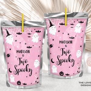 Könnte beinhalten: Zwei rosa und silberne Saftbeutel mit einem Halloween-Motiv mit Geistern und Fledermäusen. Die Beutel haben einen Strohhalm und es steht "Madison is Two Spooky" drauf.