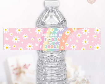 Edytowalna etykieta Young Wild i Three Bottle Daisy Groovy na 3 urodziny, tęczowa, różowa, fioletowa, miętowa, retro, hipisowska impreza z lat 70. DO DRUKU POBIERZ GRP8