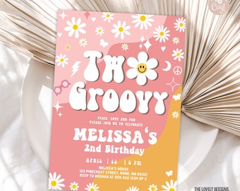 Puede incluir: Una invitación rosa y naranja con una fuente groovy que dice "Two Groovy" y "Melissa's 2nd Birthday". La invitación está decorada con margaritas y signos de paz.