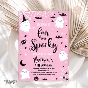Könnte beinhalten: Rosa Halloween-Einladung mit dem Text "Madison ist vier immer gruselig". Mit Geistern, Fledermäusen, Spinnen und einem Kürbis. Enthält Party-Details: Datum, Uhrzeit, Ort und RSVP-Informationen. Das Logo von The Lovely Designs ist unten.
