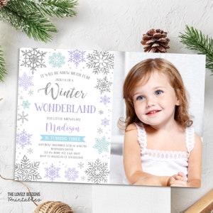 Puede incluir: Una invitación de cumpleaños con temática de invierno con una foto de una niña. La invitación presenta un diseño de copo de nieve plateado y morado con el texto "¡Será muy divertido! Únase a nosotros en un País de las Maravillas de Invierno. Nuestro pequeño copo de nieve Madison cumple tres años. Sábado 15 de diciembre a las 4:00 PM. Casa de Madison. 123 SW Bome Ave, LAZI 33675. RSVP a Madeline al 3243332343."
