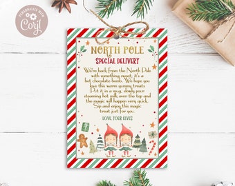 Puede incluir: Una etiqueta de regalo con temática navideña con un borde a rayas rojas y verdes. La etiqueta dice "North Pole Special Delivery" e incluye un mensaje sobre bombas de chocolate caliente, junto con ilustraciones de elfos, árboles y regalos.