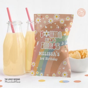 Sacola de lembrancinhas editável Young Wild e Three Chips Groovy 3º aniversário Daisy Rainbow Hippie Retro anos 70 para festa, DOWNLOAD PARA IMPRIMIR GRM4