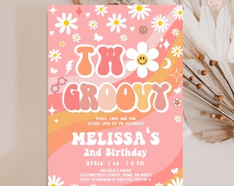 Puede incluir: Una invitación de cumpleaños de temática groovy rosa y naranja con margaritas, mariposas y un signo de paz. La invitación dice "Two Groovy" y "Melissa's 2nd Birthday". La fecha y hora de la fiesta son el 23 de abril a las 5 PM. La invitación también incluye la dirección y la información de RSVP.