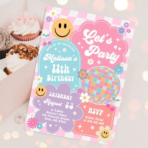 Op de afbeelding: Een roze en blauwe verjaardagsuitnodiging met een discobal, smiley-gezichten en de tekst "Let's Party". De uitnodiging is voor Melissa's 11e verjaardagsparty op zaterdag 23 augustus om 14:00 uur. Het adres is 166 Pincerest Avenue, Rome, RM 5136. De RSVP-informatie is Ashley Jarior op 315 678 639.