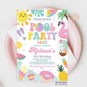 Puede incluir: Una colorida invitación a una fiesta en la piscina con un sol, un flamenco e ilustraciones con temática de playa. La invitación incluye el texto "Pool Party Bash" y los detalles del 4º cumpleaños de Melissa, incluyendo fecha, hora y lugar.
