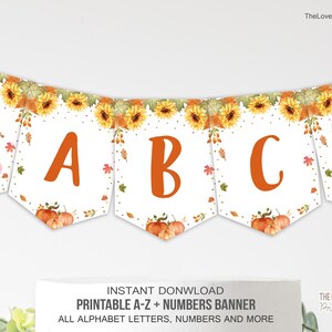 Puede incluir: Bandera imprimible con temática otoñal con girasoles, calabazas y espantapájaros. La bandera incluye las letras A, B y C en naranja.