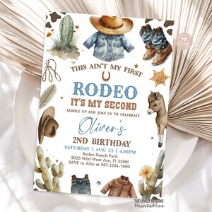 Könnte beinhalten: Eine blaue und braune Einladung zu einer zweiten Geburtstagsfeier mit Western-Thema. Die Einladung lautet "Das ist nicht mein erstes Rodeo, es ist mein zweites." und zeigt einen Cowboyhut, Stiefel, eine Jeansjacke und einen Kaktus.