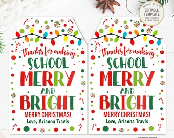 以下が含まれることがあります： クリスマスのテーマの印刷可能なギフトタグ2枚。タグは、赤と緑のキャンディーケーン、赤と緑のドット、カラフルなライトのストリングが描かれた白い背景を特徴としています。タグのテキストは「学校を楽しく明るくしてくれたことに感謝します メリークリスマス！愛を込めて、アリアナ・トラビス」です。
