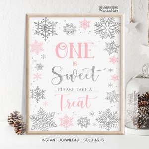 Può includere: Un cartello stampabile con un design di glitter rosa e argento. Il cartello dice "One is Sweet" e "Please Take a Treat". È decorato con fiocchi di neve.