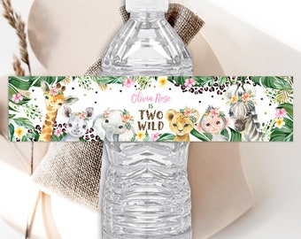 Puede incluir: Etiqueta de botella de agua con temática de la jungla. La etiqueta presenta una jirafa, una cebra, un león, un mono y un elefante. El texto en la etiqueta dice "Olivia Rose is Two Wild".