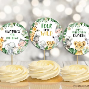 Peut inclure: Trois toppers ronds pour cupcakes avec des illustrations d'animaux de la jungle et du texte. Les toppers disent "Brayden's 4th Birthday", "Four Ever Wild", et "Happy 4th Birthday Brayden".