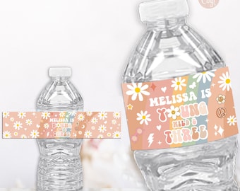 Edytowalna etykieta na butelkę wody Young Wild i Three Bottle z okazji 3. urodzin, retro hipisowska etykieta na butelkę wody z motywem Daisy Rainbow z lat 70. DO DRUKU POBIERZ GRM4