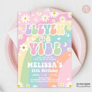 Op de afbeelding: Een kleurrijke uitnodiging voor een 11e verjaardagsfeest met een regenboog en madeliefjes. De tekst luidt "Eleven is a Vibe" en "Melissa's 11th Birthday".