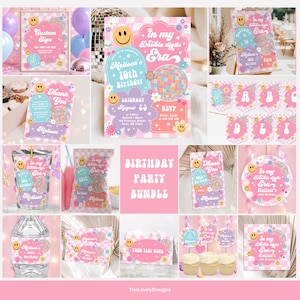 Puede incluir: Un conjunto de artículos para fiestas con un tema retro, con colores rosa, morado y azul. Los artículos incluyen invitaciones, pancartas y bolsas de regalo, todos adornados con caras sonrientes, bolas de discoteca y el texto "In my Double Digits Era."