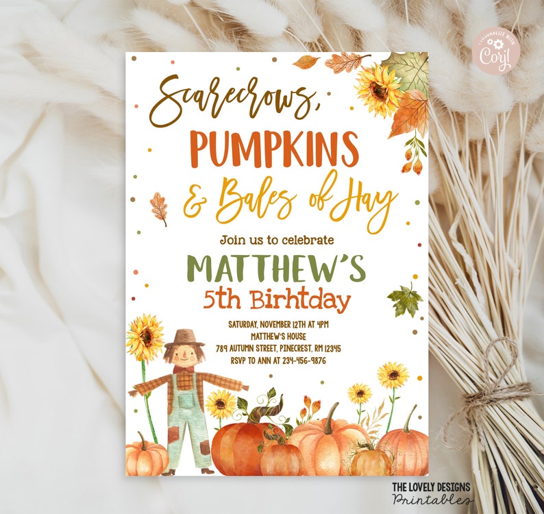 Pu&ograve; includere: Un invito stampabile per una festa di compleanno di 5 anni a tema autunnale. L'invito presenta uno spaventapasseri, zucche e balle di fieno. Il testo sull'invito recita: "Scarecrows, Pumpkins & Bales of Hay. Join us to celebrate Matthew's 5th Birthday. Saturday, November 12th at 4pm. Matthew's House. 789 Autumn Street, Pinecrest, RM 12345. RSVP to Ann at 234-456-9876."