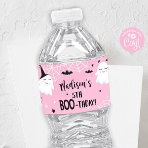 Könnte beinhalten: Rosa Wasserflaschenetikett mit einem Geist, der einen Hexenhut trägt, Fledermäuse und Spinnweben. Der Text lautet "Madison's 5th BOO-THDAY!"