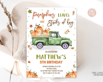 Op de afbeelding: Een groene pick-up truck met een laadbak vol pompoenen en herfstbladeren. De truck is versierd met oranje en bruine stippen. De tekst "Pumpkins Leaves and Stacks of Hay" is geschreven in bruine letters. De tekst "to celebrate Matthew's 5th Birthday" is geschreven in groene letters. De uitnodiging bevat de datum, tijd, locatie en RSVP-informatie.
