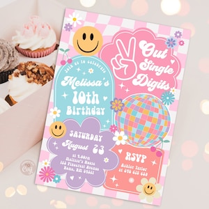 以下が含まれることがあります： ピンクとブルーの誕生日招待状で、ディスコボール、ピースサイン、スマイリーフェイスが描かれています。テキストには「Join us to celebrate Melissa's 10th Birthday, Saturday August 23 at 1:00pm, Melissa's House, 163 Pincerest Avenue, Rome, NM 51919, RSVP Ashler Javier at 315 678 630」と書いてあります。