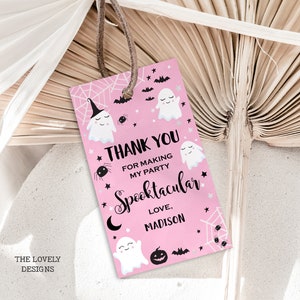 Könnte beinhalten: Rosafarbener Dankesanhänger mit einem Geister- und Spinnennetz-Design. Der Text lautet "Vielen Dank, dass du meine Party zu einem Spooktacular-Event gemacht hast. Liebe, Madison."