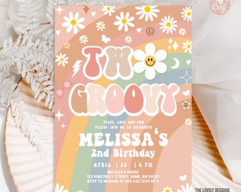 Puede incluir: Una invitación colorida para una fiesta de cumpleaños número 2 con un tema groovy. La invitación presenta un arcoíris, margaritas y el texto "Two Groovy" en una fuente retro. El texto "Melissa's 2nd Birthday" también está incluido, junto con la fecha y la hora de la fiesta.