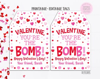 Puede incluir: Dos etiquetas de regalo imprimibles para el Día de San Valentín con un patrón de corazones rosas y rojos. Las etiquetas dicen "Valentine, You're the Bomb! Happy Valentine's Day! Your friend, Sarah".