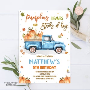 Puede incluir: Un camión azul con una caja llena de calabazas y hojas de otoño. El camión está sobre un fondo blanco con un patrón de lunares azules y naranjas. El texto "Pumpkins Leaves and Stacks of Hay" está en la parte superior de la imagen. El texto "Matthew's 5th Birthday" está en el centro de la imagen. El texto "Saturday, November 12th at 4PM" está debajo del texto de cumpleaños. El texto "Matthew's House" está debajo de la fecha y la hora. El texto "789 Autumn Street, Pinecrest, RM 12345" está debajo del nombre de la casa. El texto "RSVP to Ann at 234-456-9876" está en la parte inferior de la imagen.
