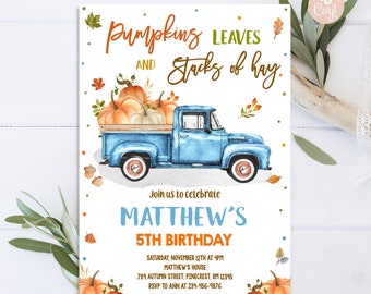 Op de afbeelding: Een blauwe pick-up truck met een laadbak vol pompoenen en herfstbladeren. De truck staat op een witte achtergrond met een blauw en oranje stippenpatroon. De tekst "Pumpkins Leaves and Stacks of Hay" staat bovenaan de afbeelding. De tekst "Matthew's 5th Birthday" staat in het midden van de afbeelding. De tekst "Saturday, November 12th at 4PM" staat onder de verjaardagstekst. De tekst "Matthew's House" staat onder de datum en tijd. De tekst "789 Autumn Street, Pinecrest, RM 12345" staat onder de huisnaam. De tekst "RSVP to Ann at 234-456-9876" staat onderaan de afbeelding.