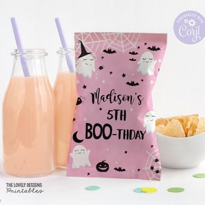 Könnte beinhalten: Rosaer Treat-Beutel mit einem Geister- und Fledermaus-Design. Der Beutel sagt "Madison's 5th BOO-THDAY".