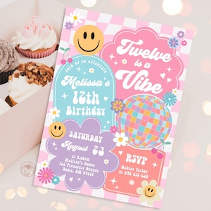 Editable Zwölf ist ein Vibe Kariertes Lächeln Gesicht Einladung Retro Groovy 12. Geburtstag Emoji Einladung Hippie Disco Party DRUCKBARE DOWNLOAD