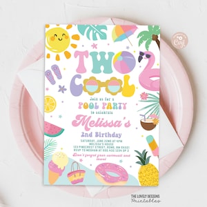 Puede incluir: Una invitación colorida para una fiesta en la piscina para celebrar el segundo cumpleaños de un niño. La invitación presenta un flamenco rosa, una pelota de playa, gafas de sol, una piña, una sandía, conos de helado, una dona y una bolsa de playa. El texto de la invitación dice "Únete a nosotros para una fiesta en la piscina para celebrar el segundo cumpleaños de Melissa".