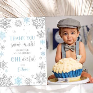 EDITABLE Gracias Nieve Tarjeta de Muchas Gracias con Foto Cumpleaños de Invierno Copos de Nieve Azul Plata Winter Wonderland Tarjeta IMPRIMIBLE DESCARGAR SWB4