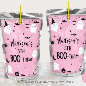 Könnte beinhalten: Zwei rosa und silberne Saftboxen mit Halloween-Motiv. Die Boxen haben ein Geister-, Spinnen- und Fledermaus-Design. Der Text auf den Boxen lautet "Madison's 5th BOO-THDAY".