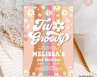 Puede incluir: Una invitación de cumpleaños número 2 groovy con un fondo de arcoíris y margaritas. El texto dice "Two Groovy" y "Melissa's 2nd Birthday".