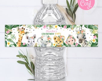 Puede incluir: Etiqueta para botella de agua con temática de la selva. La etiqueta presenta una jirafa, un elefante, un león, un mono y una cebra con diademas florales. El texto de la etiqueta dice "Olivia Rose's 5th Birthday Party".