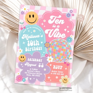 Puede incluir: Una invitación de cumpleaños rosa y azul con una bola de discoteca y caras sonrientes. El texto dice "Ten is a Vibe" y "Melissa's 10th Birthday".