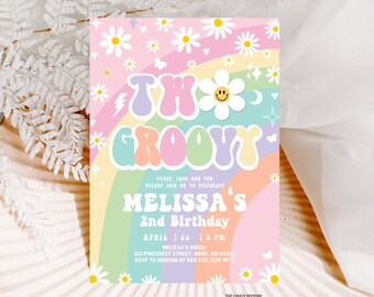 Puede incluir: Una invitación colorida para una fiesta de cumpleaños número 2 con el texto "Two Groovy" en una fuente retro. La invitación presenta un arcoíris, margaritas y mariposas. El texto "Melissa's 2nd Birthday" también está incluido, junto con la fecha y la hora de la fiesta.