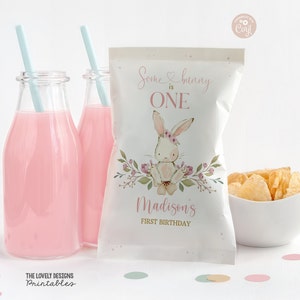 Peut inclure: Sachet de chips blanc avec une illustration de lapin rose et le texte "Some bunny is ONE" et "Madison's First Birthday".