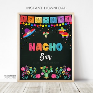 Puede incluir: Un cartel imprimible para un bar de nachos con fondo de pizarra negra. El cartel presenta decoraciones coloridas de temática mexicana, incluyendo un sombrero, maracas, una piñata y flores. El texto "Nacho Bar" está escrito en colores arcoíris.