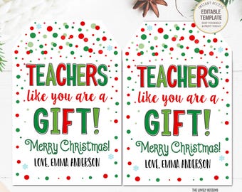 Könnte beinhalten: Zwei druckbare Geschenkanhänger mit rotem und grünem Punkte-Hintergrund. Die Anhänger sagen "Lehrer wie du sind ein Geschenk! Frohe Weihnachten! Liebe, Emma Anderson".