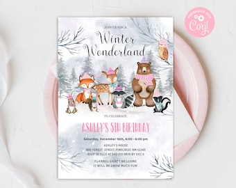 Op de afbeelding: Een winterwonderland-thema verjaardagsuitnodiging met een aquarel-illustratie van bosdieren die wintermutsen en sjaals dragen. De uitnodiging is voor Ashley's 5e verjaardag en bevat de datum, tijd en locatie. De tekst op de uitnodiging luidt: „Sluit je aan bij ons voor een winterwonderland om Ashley's 5e verjaardag te vieren. Zaterdag 16 december, 16:00-18:00 uur. Ashley's huis 895 Forest Street, Pinecrest RM 12345 RSVP aan Elle op 543.210.9876 vóór 5 december. Flanellen shirts zijn welkom. Het wordt superleuk!"