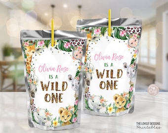 Könnte beinhalten: Zwei Saftbeutel mit gelben Strohhalmen. Die Beutel zeigen ein Safari-Thema mit Illustrationen von Tieren wie Giraffen, Löwen und Zebras. Der Text "Olivia Rose IS A WILD ONE" ist zu sehen, umgeben von floralen und Leoparden-Akzenten.