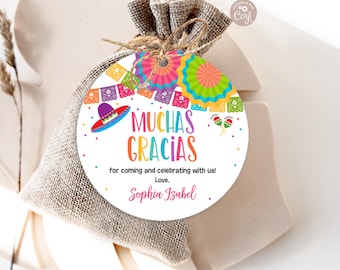 Pode incluir: Uma etiqueta redonda branca com decorações coloridas de festa mexicana, incluindo um sombrero, maracas e bandeirinhas de papel. O texto diz "Muchas Gracias" e "for coming and celebrating with us! Love, Sophia Isabel".