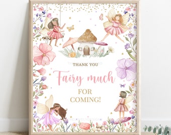 Könnte beinhalten: Ein druckbares Dankeschön-Schild mit einem Feen-Motiv. Das Schild hat einen rosa und violetten floralen Rand mit Feen, Pilzen und einem kleinen Haus. Der Text auf dem Schild lautet "Vielen Dank, dass du gekommen bist!"