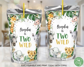 Könnte beinhalten: Zwei Saftbox-Etiketten mit Dschungel-Motiv. Die Etiketten zeigen eine Giraffe, ein Zebra, ein Nashorn, einen Elefanten und einen Löwen. Der Text auf den Etiketten lautet "Brayden is Two Wild".