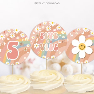 Puede incluir: Tres toppers redondos para cupcakes con un diseño de arcoíris y margaritas. Los toppers presentan el texto "Five is a Vibe" y el número "5".