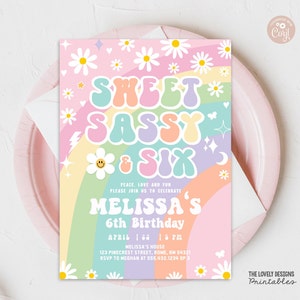 Op de afbeelding: Een kleurrijke uitnodiging voor een 6e verjaardagsfeest met een regenboog, madeliefjes en de tekst "Sweet Sassy & Six" in een retro-lettertype. De uitnodiging bevat de naam "Melissa's" en de datum "April | 23 | 17:00 uur".